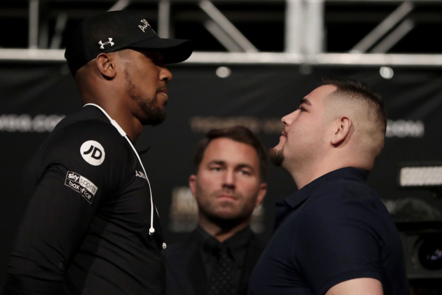 Anthony Joshua (vlevo) stojící vedle svého soupeře Andyho Ruize. Anthony Joshua (vlevo) stojící vedle svého soupeře Andyho Ruize.