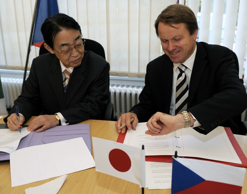 Bývalého japonského velvyslance v ČR Hideakiho Kumazawu zatkla dnes policie (na snímku s Martinem Bursíkem).