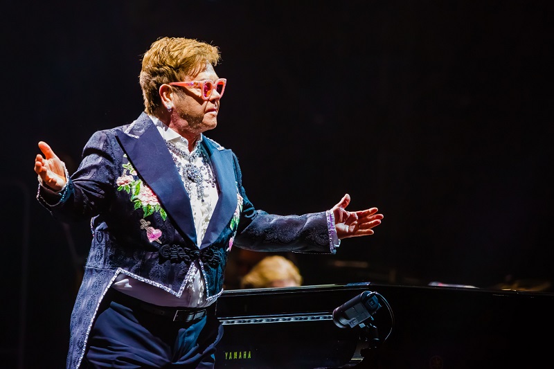 Elton John kritizuje ruskou cenzuru životopisného filmu.