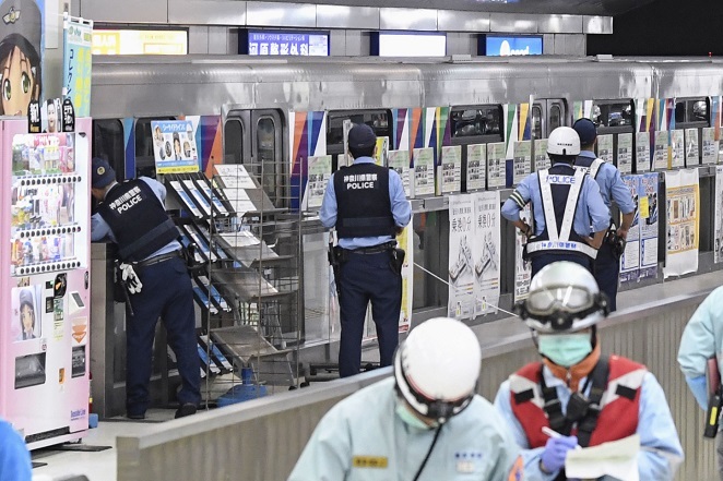 Automaticky řízený vlak se dnes na místní lince v japonské Jokohamě rozjel z nádraží na špatnou stranu a narazil do kolejového nárazníku.
