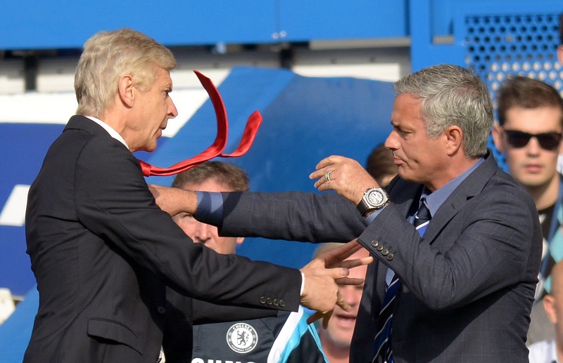 Unikátní okamžik: Mourinho s Wengerem se společně dojali.