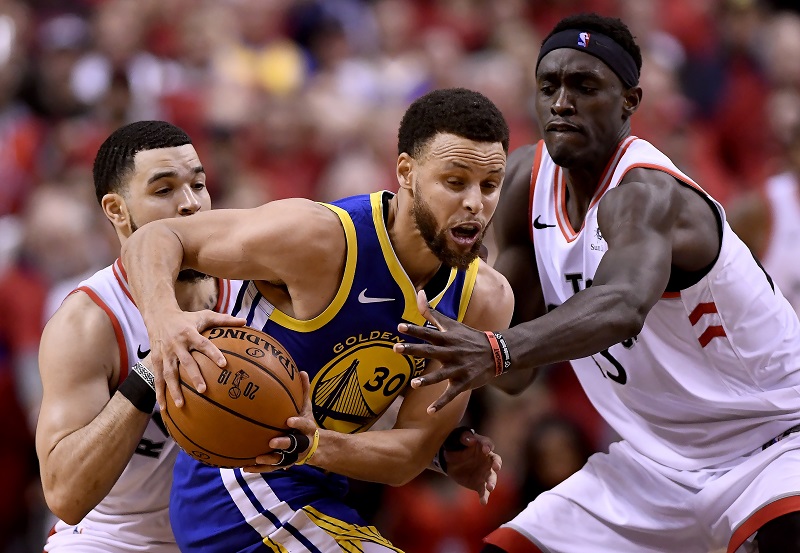 Steph Curry (s míčem) patřil k tradičním oporám Golden State.