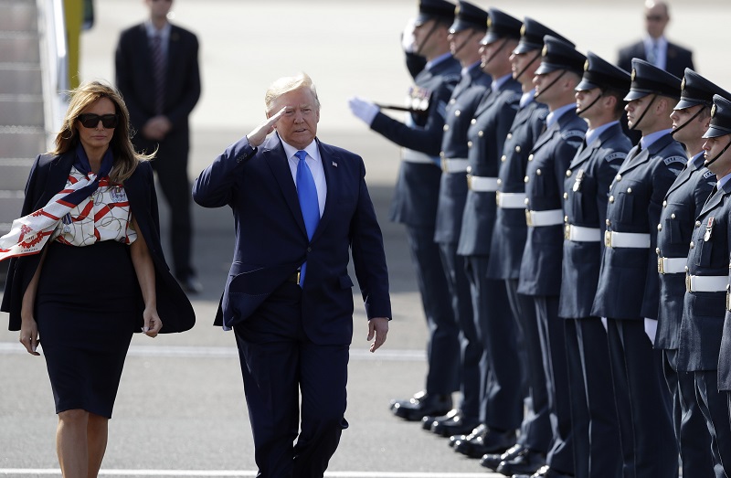 Donald Trump s manželkou Melanií přiletěli do Velké Británie.