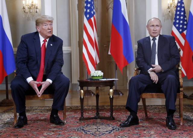 Zleva americký prezident Donald Trump a jeho ruský protějšek Vladimir Putin.