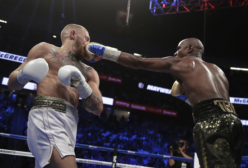 Mayweather (vpravo) McGregora předloni s přehledem porazil.