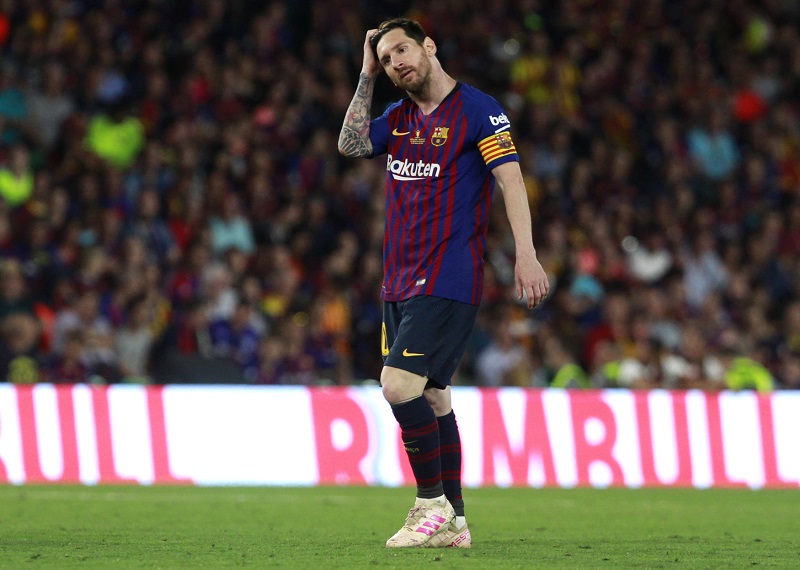 Pruhy jsou minulostí. I Lionel Messi se v nové sezoně představí v nových dresech.