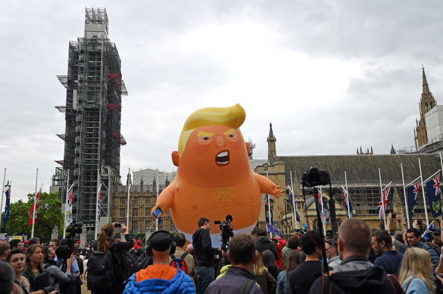 Vzteklé batole představující amerického prezidenta Donalda Trumpa.