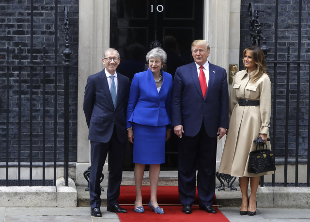 Britská premiérka Theresa Mayová a americký prezident Donald Trump (uprostřed).