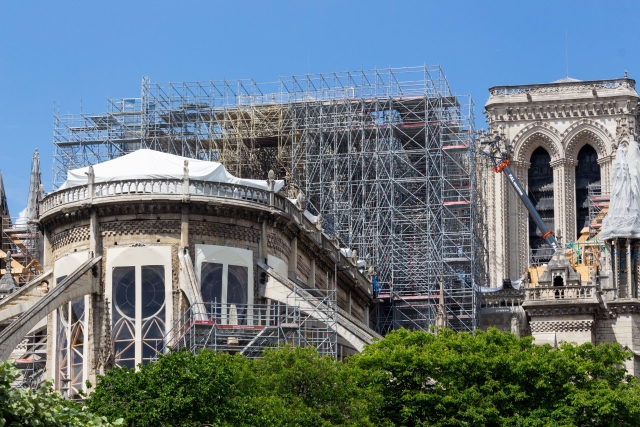 Práce na katedrále Notre-Dame.