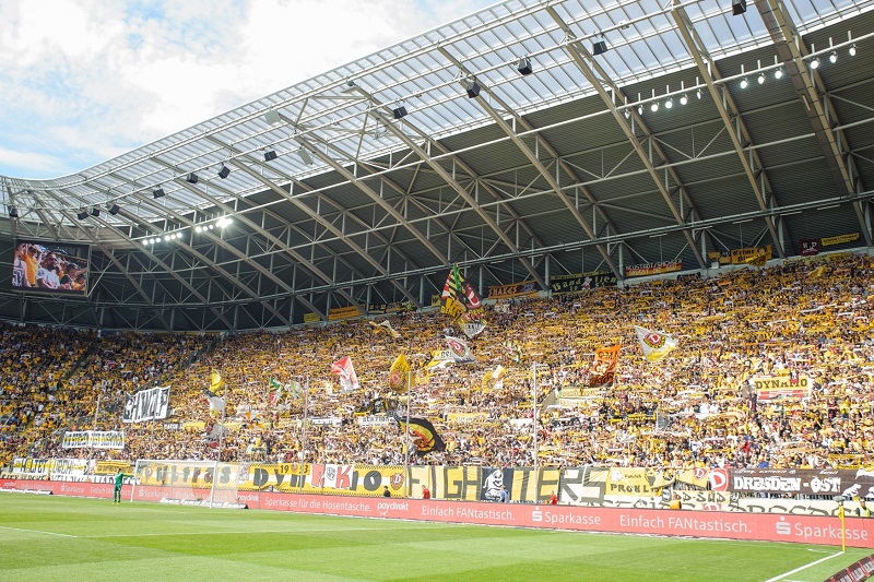 Hrát se bude na fotbalovém stadionu Dynama Drážďany.