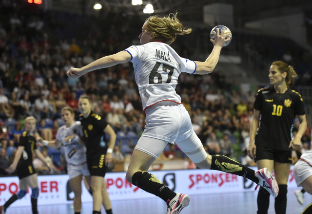 Veronika Malá při prvním utkání proti Černé Hoře.