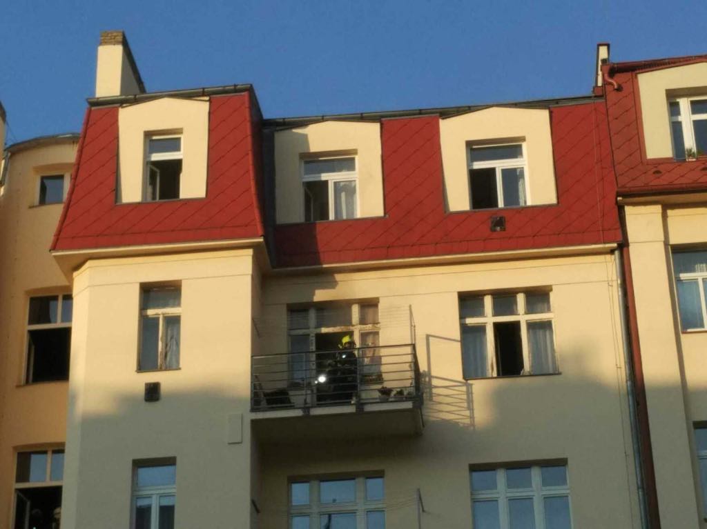 Pražští hasiči zasahují v bytě v Holešovicích.