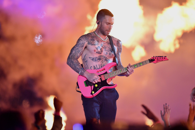 Zpěvák skupiny Maroon 5 Adam Levine.