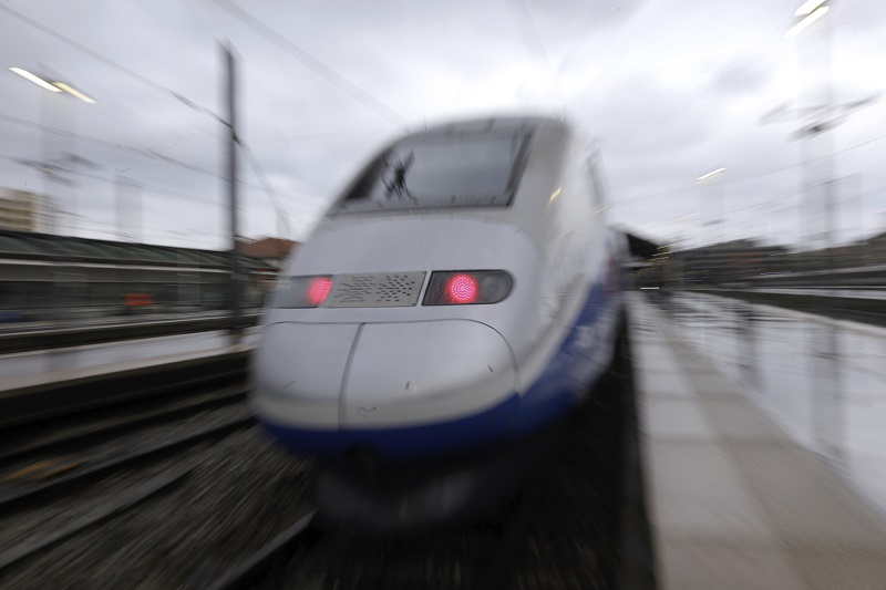 Více než šest hodin bez elektřiny a klimatizace museli cestující vydržet ve vlaku.
