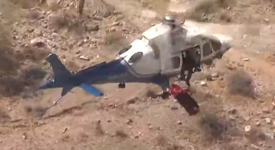 Nosítka na helikoptéře se záchranářům nekontrolovatelně roztočila.