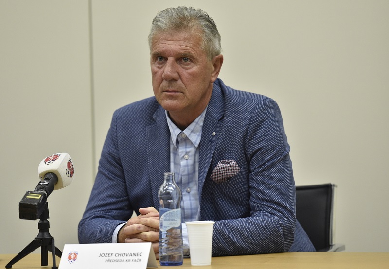 Josef Chovanec coby předseda rozhodčích se pokoušel uklidnit na dálku Jihlavu.