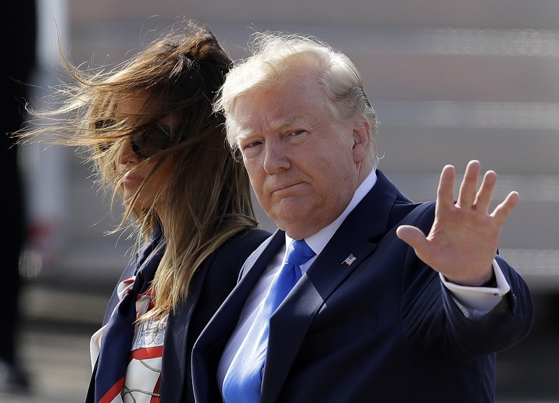 Popularita Trumpa sice mírně vzrostla, stále je však spíš neoblíbený.