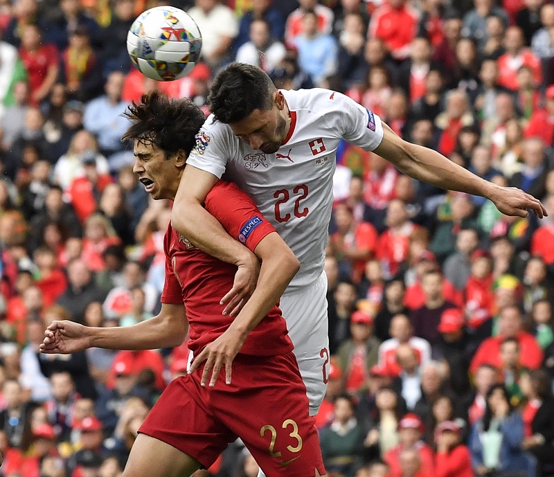 Portugalci se radovali z penalty, náhle ji však kopali Švýcaři.