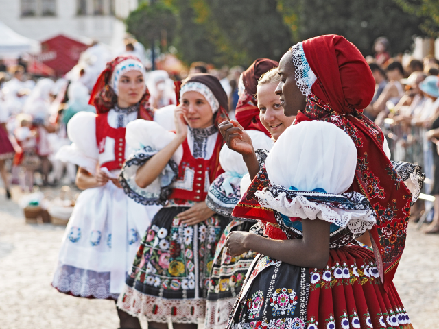 Krojované dívky na festivalu Slovácký rok.