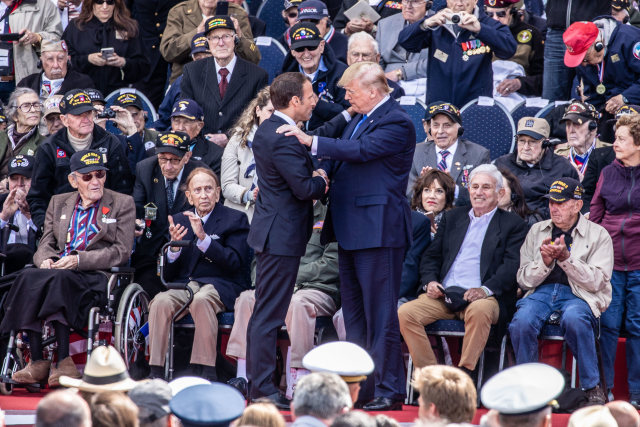 Francouzský prezident E. Macron (vlevo) a jeho americký protějšek D. Trump.