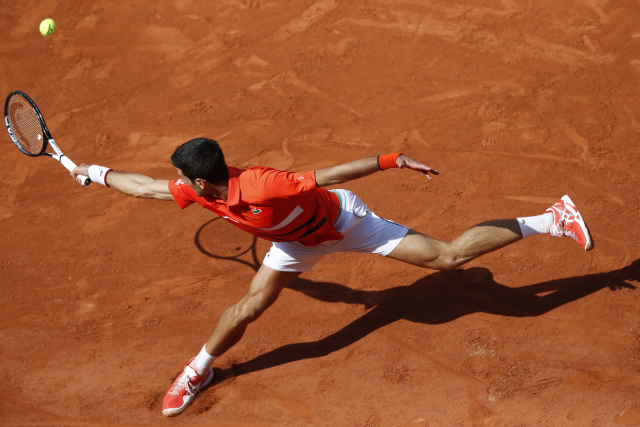 Novak Djokovič při utkání se Sašou Zverevem.