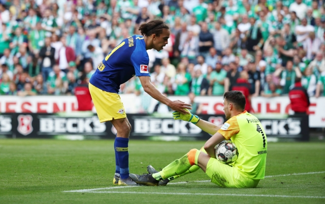 Jiří Pavlenka (na zemi) při utkání Bundesligy proti Lispku.