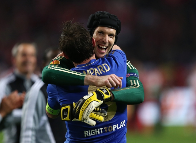 Petr Čech v objetí s Frankem Lampardem po triumfu v Evropské lize.