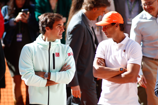 Zleva Roger Federer a Rafa Nadal na turnaji v Madridu, kde vzdali hold končícímu Davidu Ferrerovi.