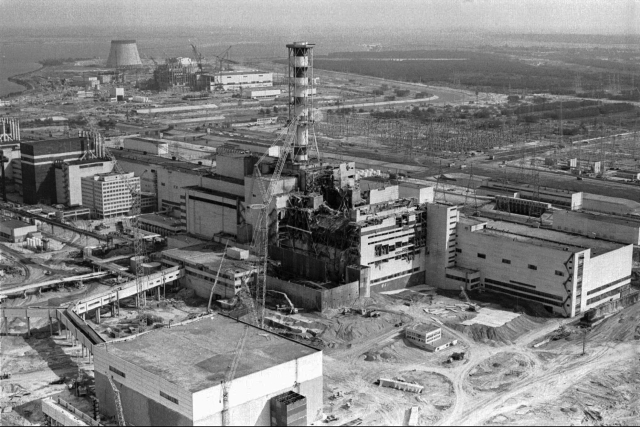 Pohled na jadernou elektrárnu Černobyl po výbuchu 4. energobloku.