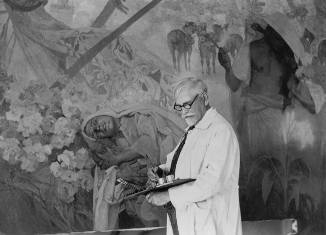 Malíř Alfons Mucha ve svém ateliéru.