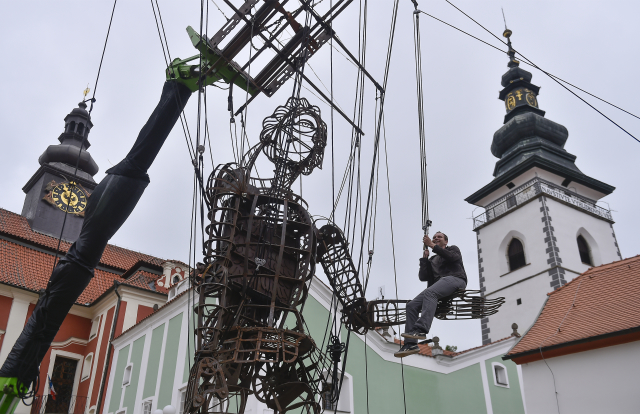 Loutka rytíře měnícího se v anděla byla 7. června 2019 na mezinárodním festivalu rekordů a kuriozit v Pelhřimově představena jako oficiálně největší ocelová loutka v České republice.