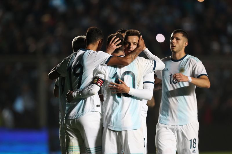 Fotbalisté Argentiny se radují z gólu v zápase s Nikaraguou.