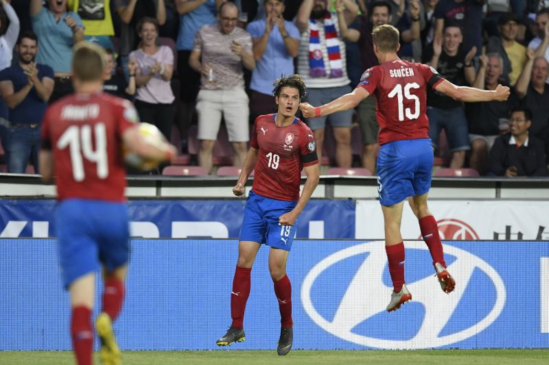 Patrick Schick (uprostřed) se raduje se spoluhráči po vstřeleném gólu do sítě Bulharska.