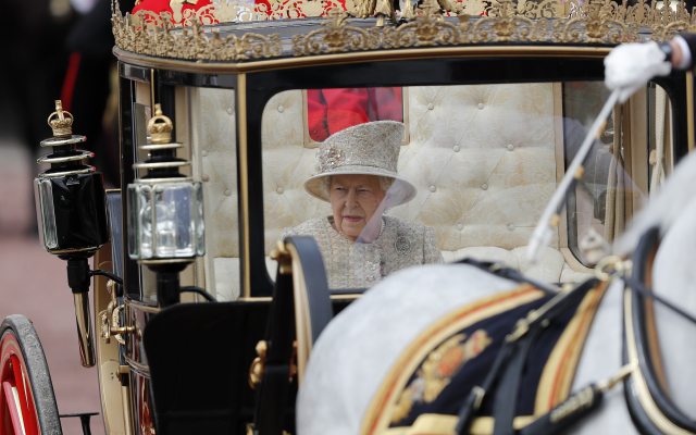 Britská královna Alžběta II. jela v uzavřeném kočáře.
