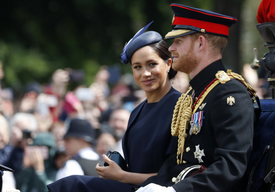 Princ Harry s manželkou Meghan, která se na veřejnosti objevila prvně od porodu.