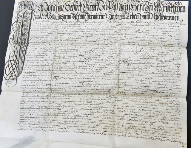Předaukční výstava výtvarných děl a unikátních historických dokumentů pokračovala 30. května 2019 v Topičově salonu v Praze. Na snímku je závěť vůdce Stavovského povstání Jáchyma Ondřeje Šlika z roku 1612. 