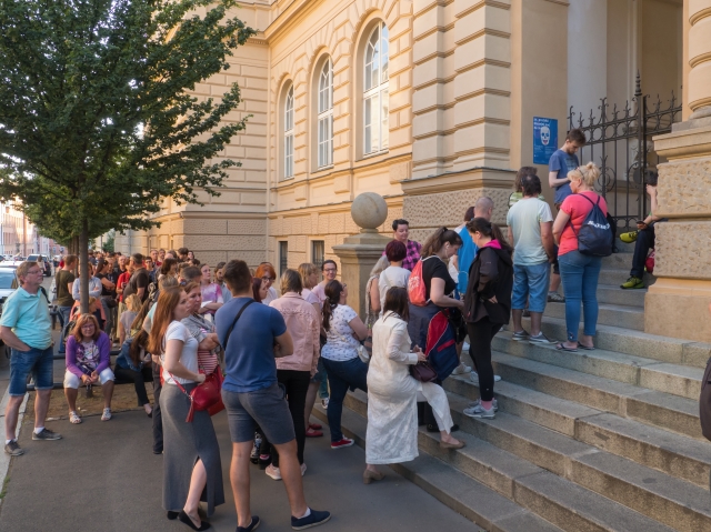 Před objekty se tvořily fronty. 