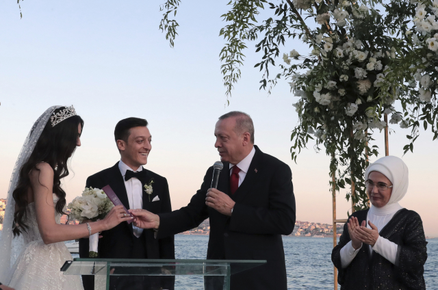 Turecký prezident Recep Tayyip Erdogan hovoří na svatbě Mesuta Özila s Amine Gulse. Turecký prezident Recep Tayyip Erdogan hovoří na svatbě Mesuta Özila s Amine Gulse.