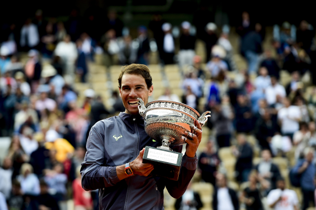 Rafael Nadal s trofejí pro vítěze.