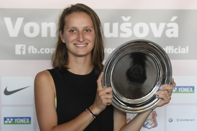 Markéta Vondroušová pózuje s trofejí před novináři na tiskové konferenci v Praze.