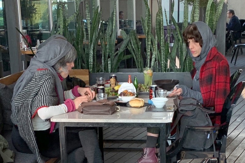 Mnoho restaurací v Teheránu bylo zavřeno kvůli nedodržování principů islámu.