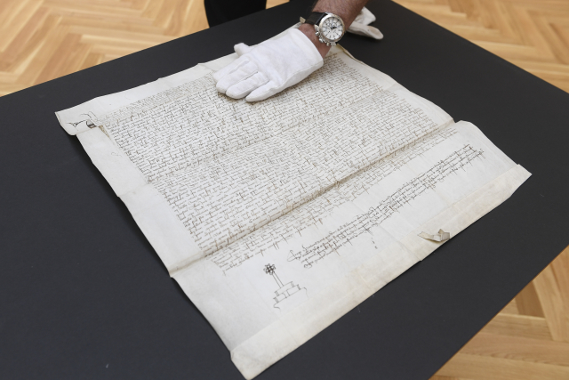 Právní doklad napsaný na pergamenu o rozměrech 54,2 x 52 centimetrů brzy vystaví v Klementinu.