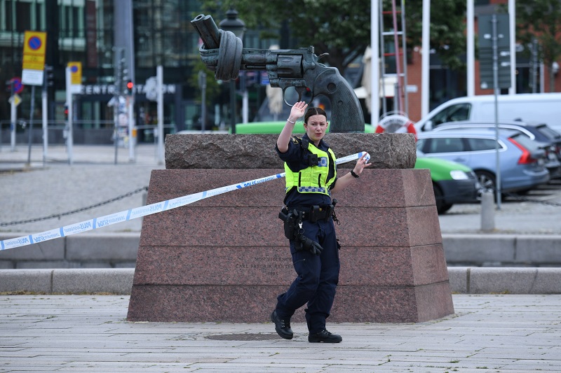 Policie zasáhla proti muži, který balíčkem ohrožoval cestující.