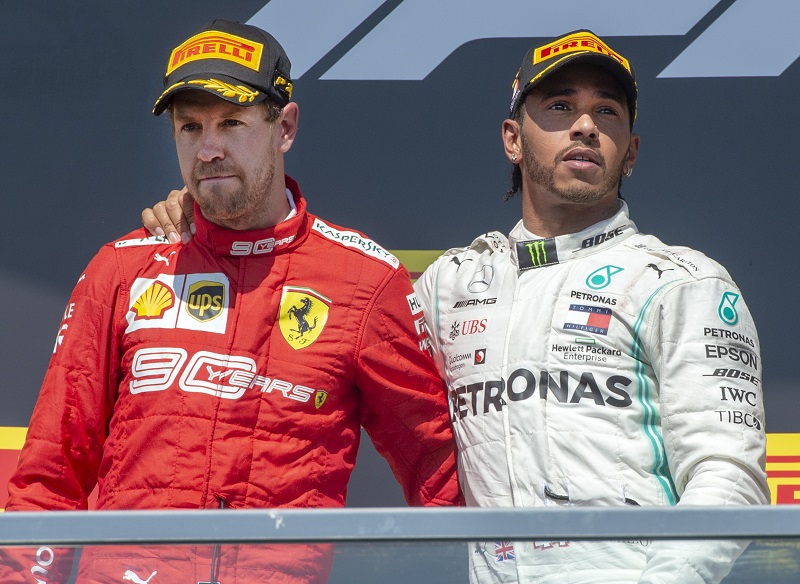 Sebastian Vettel (vlevo) sice dojel první, klasifikován byl na druhém místě. Vyhrál Hamilton.