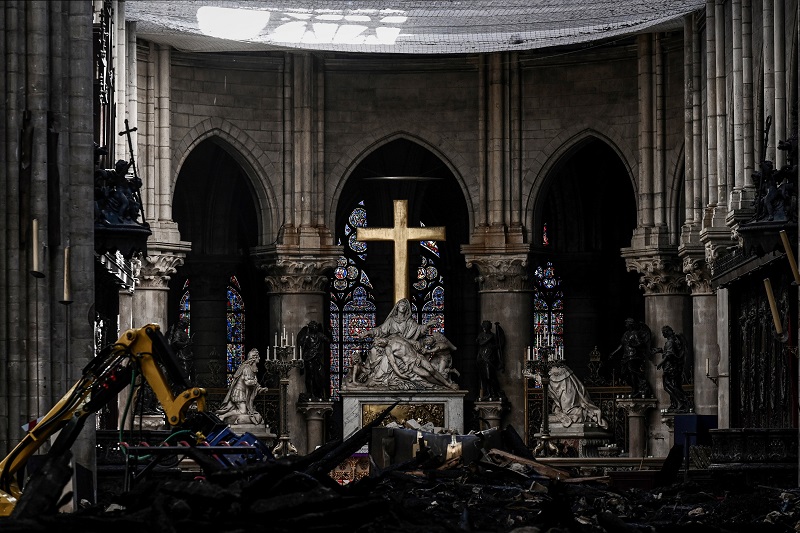 Katedrálu Notre-Dame hodně poničil požár. Nyní se v ní bude opět konat mše.