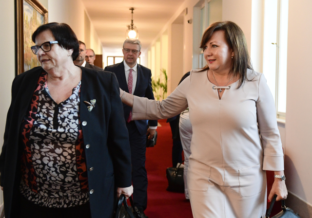 Marie Benešová (vlevo) a Alena Schillerová (ANO) před schůzí vlády.