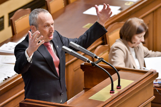 Václav Klaus mladší při projevu v Poslanecké sněmovně.
