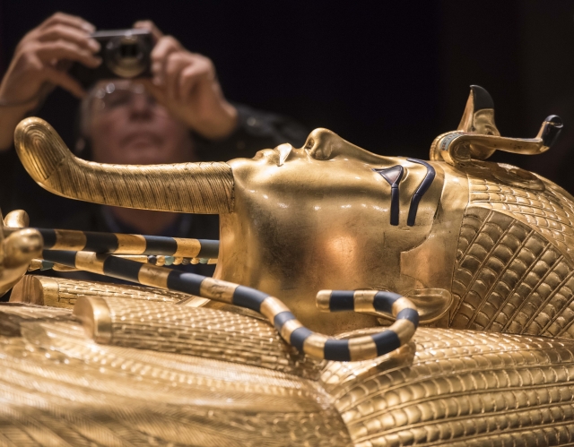 Egypt se snaží zabránit dražbě busty faraona Tutanchamona.