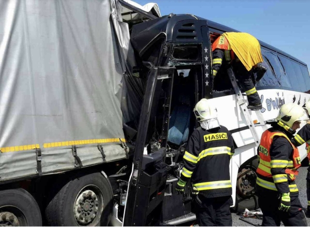 Na dálnici D35 u Litovle se 11. června odpoledne srazil autobus s nákladním autem. V autobuse cestovalo asi 25 dětí, při nehodě se vážně zranil jeho řidič, který byl po vyproštění letecky transportován do nemocnice. Z místa muselo být odvezeno také dalších šest dětí.