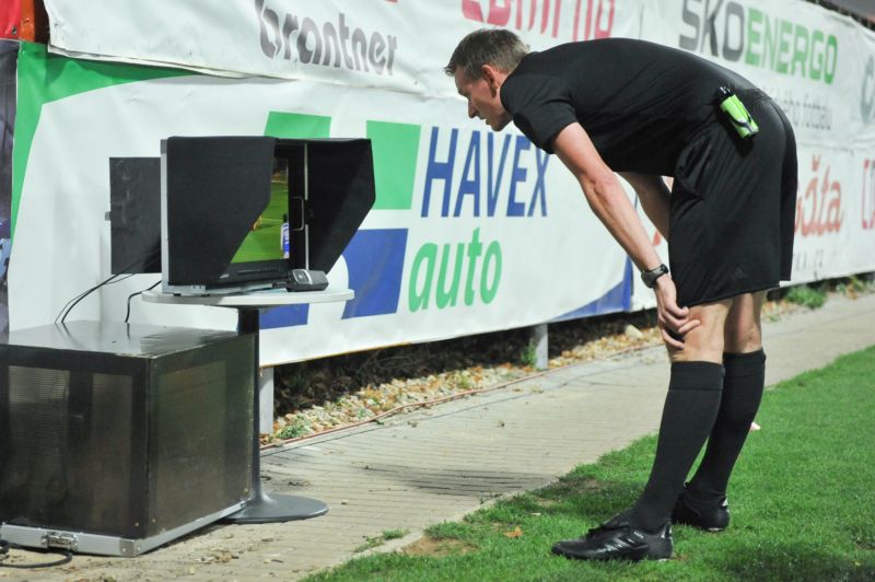 Rozhodčí Ondřej Berka zkoumá sporný zákrok u videa.